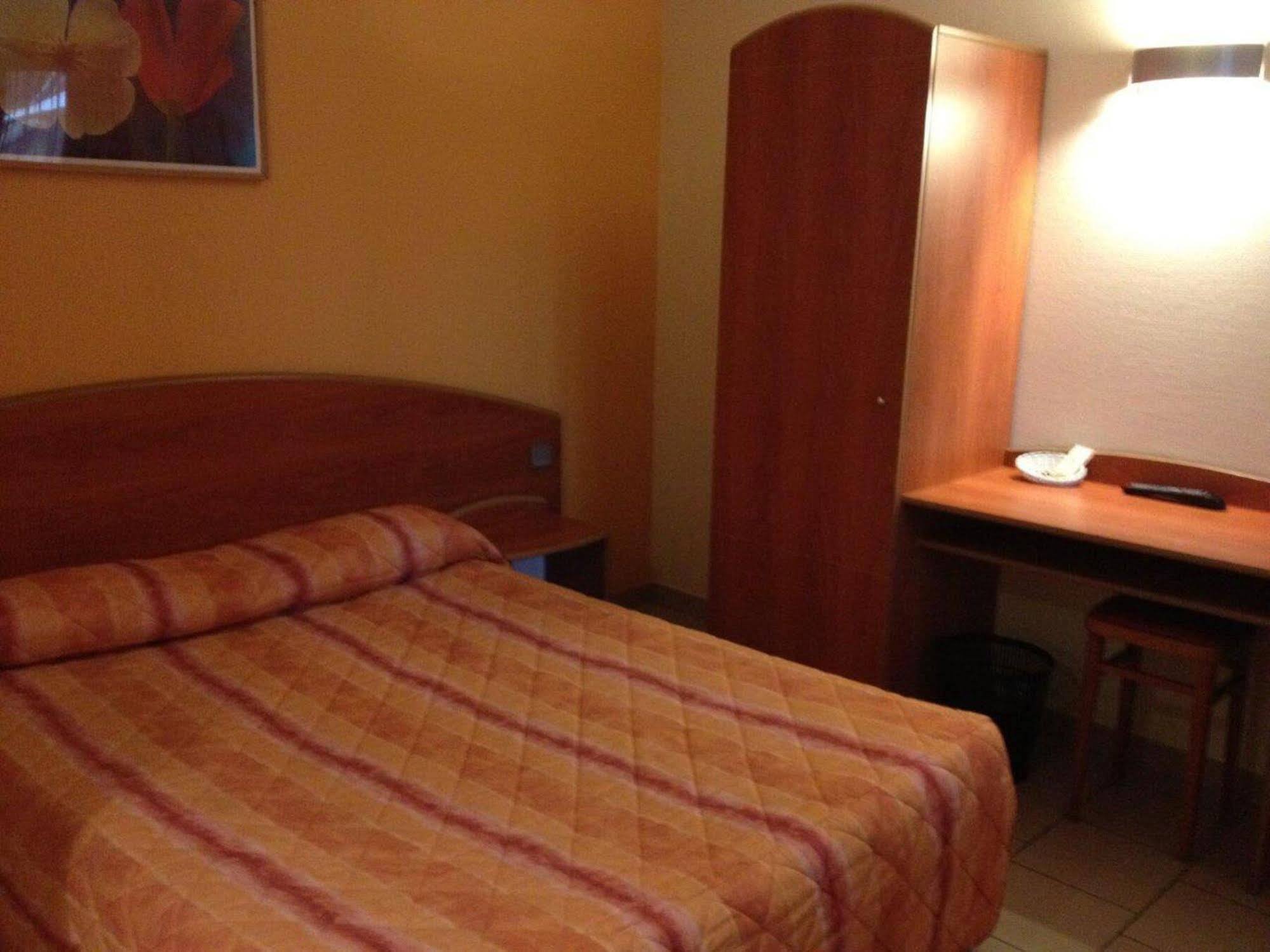 Logis Hotel - Les Paturelles Avesnelles Екстериор снимка