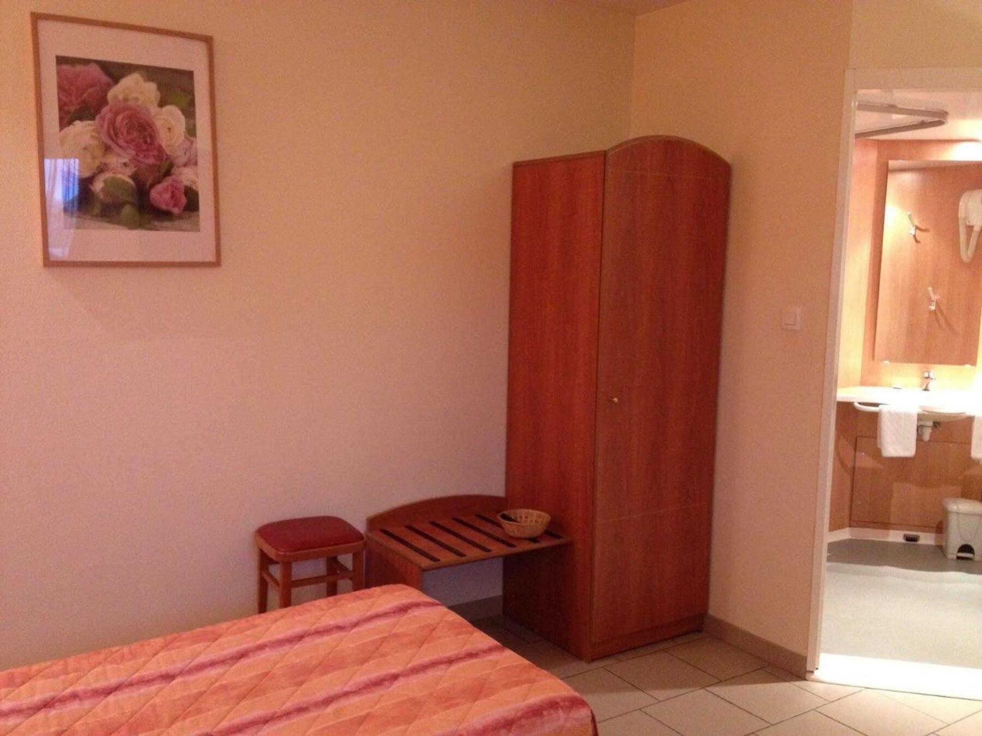 Logis Hotel - Les Paturelles Avesnelles Екстериор снимка