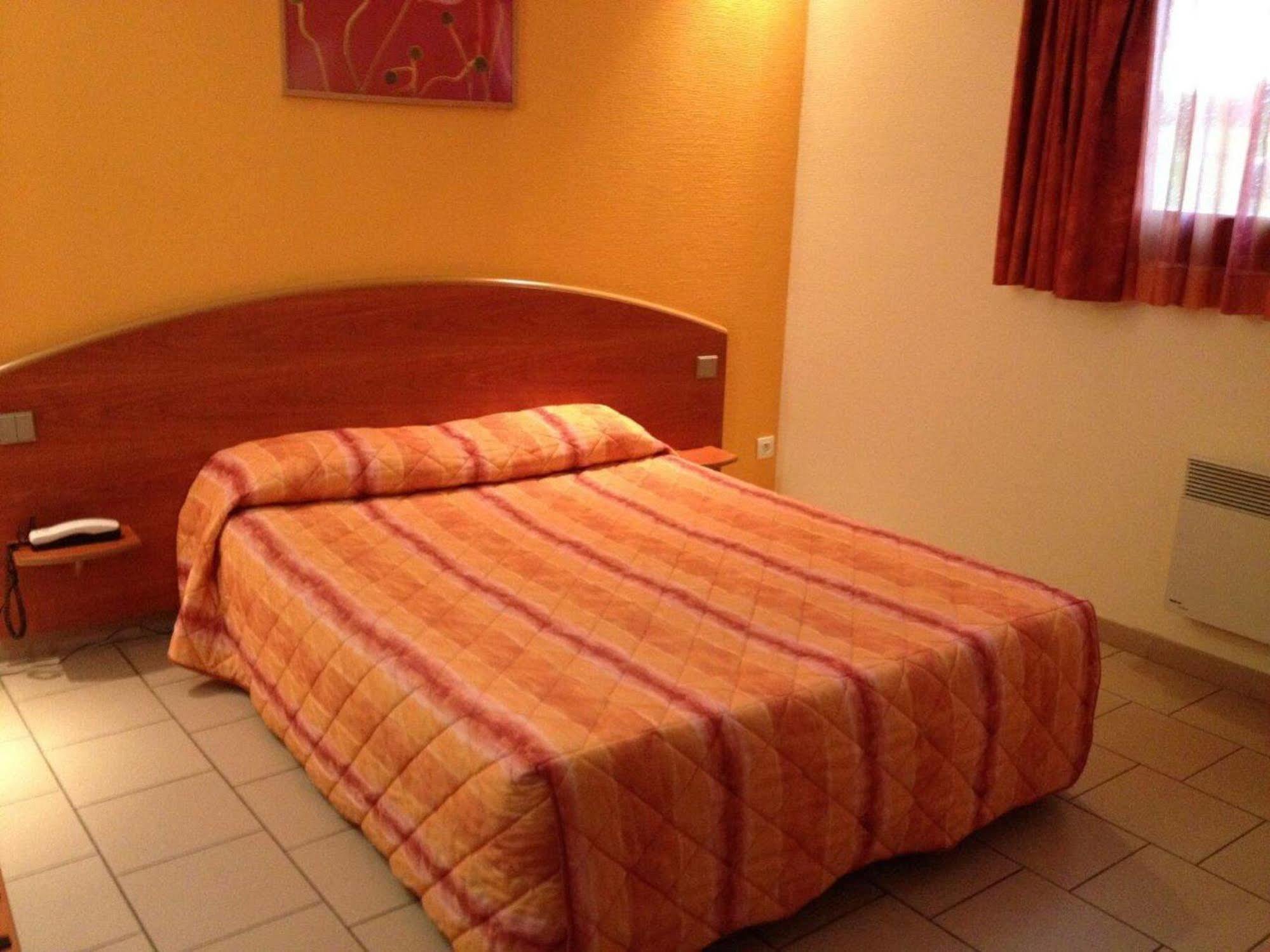 Logis Hotel - Les Paturelles Avesnelles Екстериор снимка